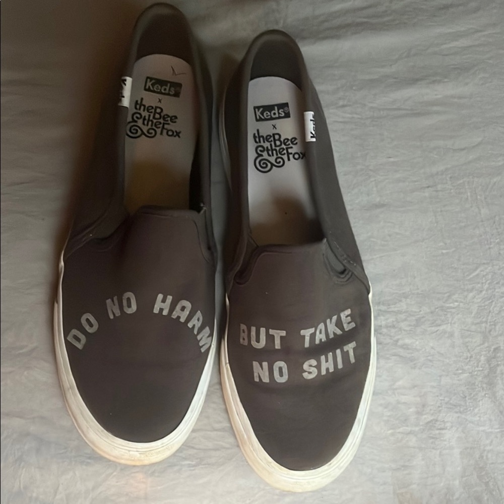 Adorable and witty Keds x The Bee & The Fox Gray Slip-On Shoes, Size 9